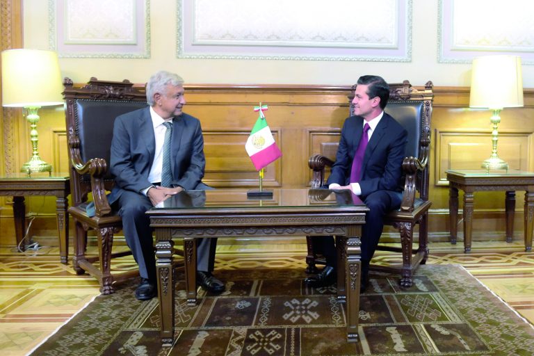 Vacío de poder: Peña Nieto ya no manda, y López Obrador aún no lo puede hacer