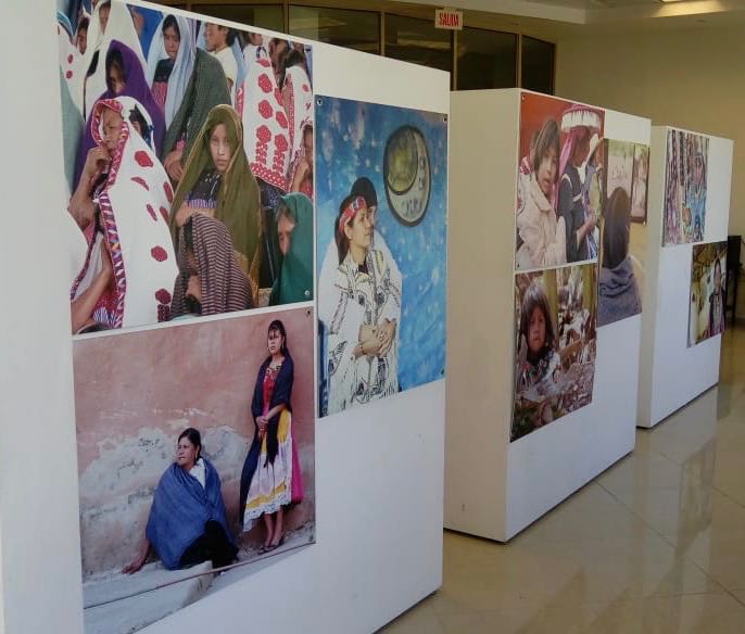 Exponen muestra fotográfica «Mujeres de Tierra y Fuego» en Infoteca de Piedras Negras