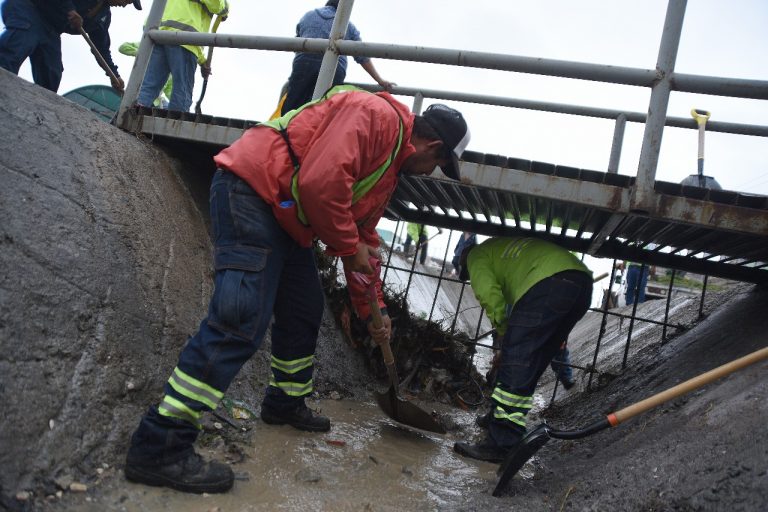 Realiza Municipio de Saltillo acciones de limpieza y desazolve en rejillas y canales