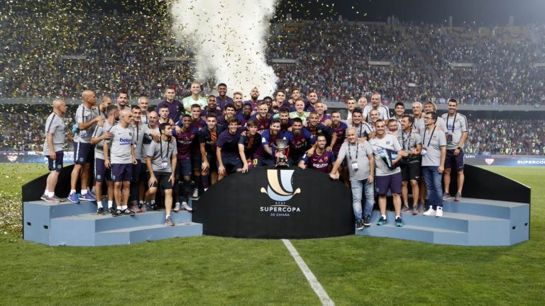 Barcelona levanta la Supercopa de España