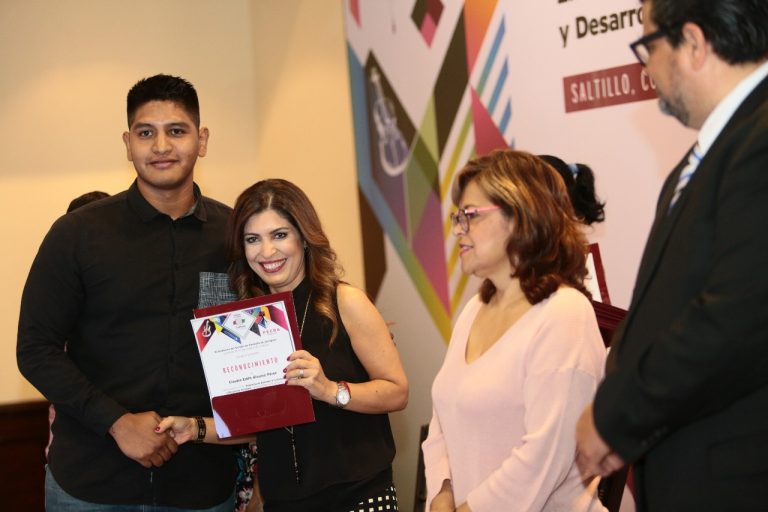 Entregan reconocimientos a ganadores de becas de cultura 2018