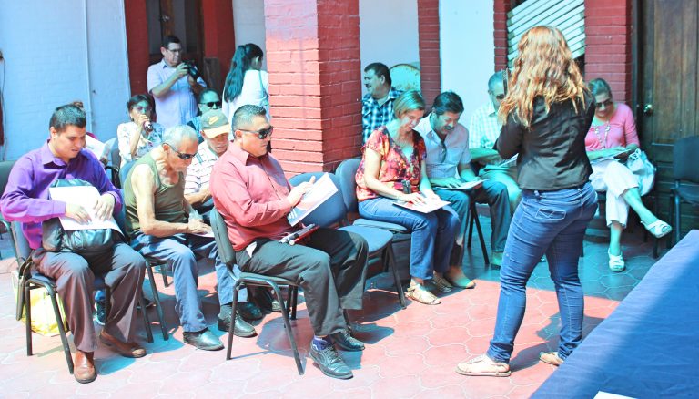 Entrega el ICAI cuadernillos en Sistema Braille a asociados de AMEVER