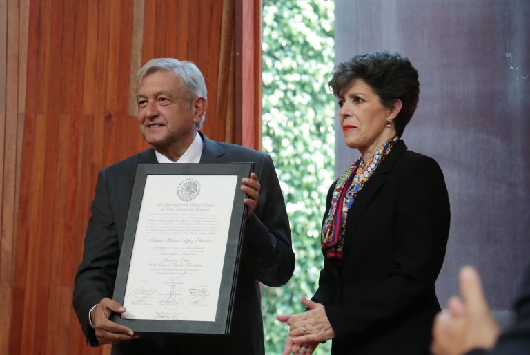PRI saluda entrega de constancia de mayoría a López Obrador