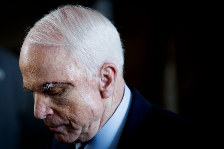 McCain será homenajeado el viernes en el Capitolio y enterrado el domingo