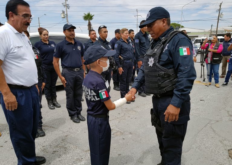 Niño de 10 años es nombrado embajador de la policía de Ramos Arizpe