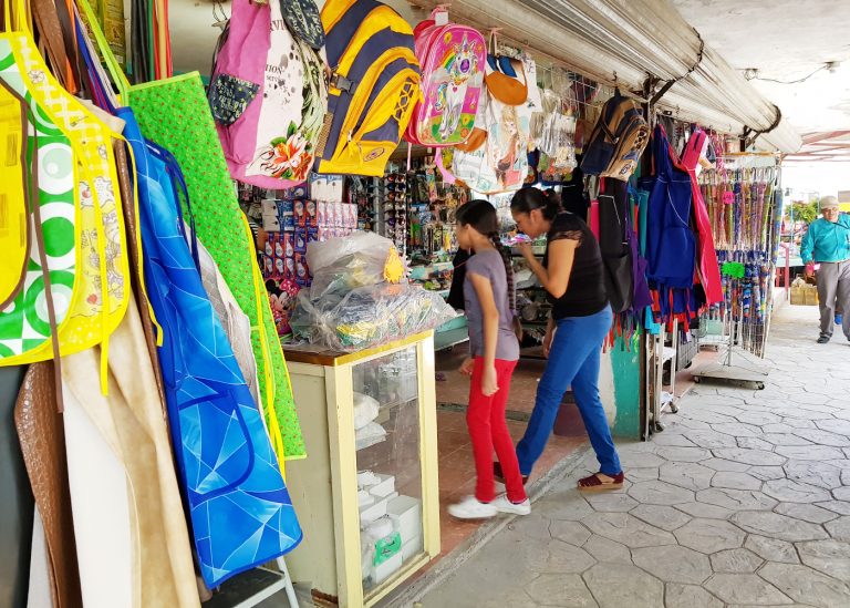 Padres de familia se preparan para el regreso a clases