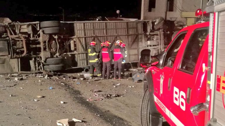 Accidente de tránsito en Ecuador deja 23 muertos