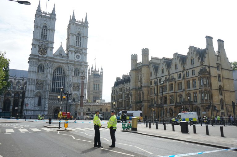 Al menos tres heridos tras estrellarse un automóvil frente al Parlamento Británico; la policía lo considera un ataque terrorista