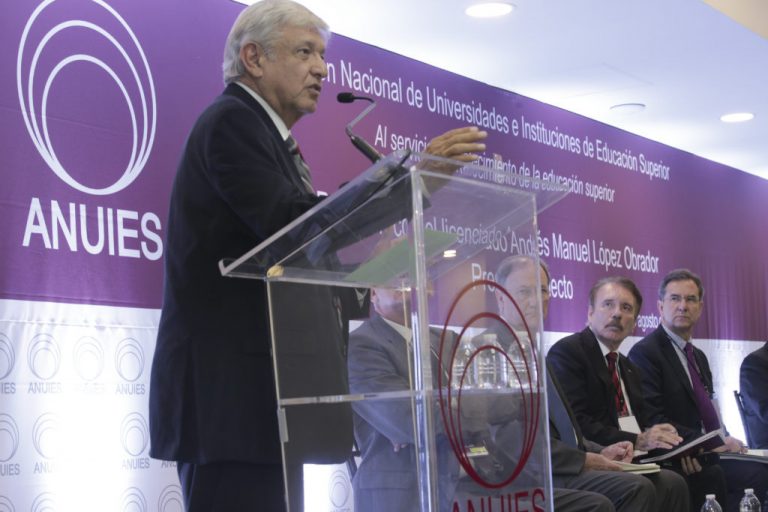 AMLO promete becas de 10 mil pesos anuales a preparatorianos