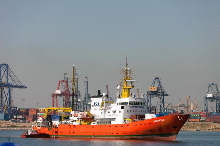 Barco de rescate Aquarius con 141 migrantes a bordo atraca en Malta