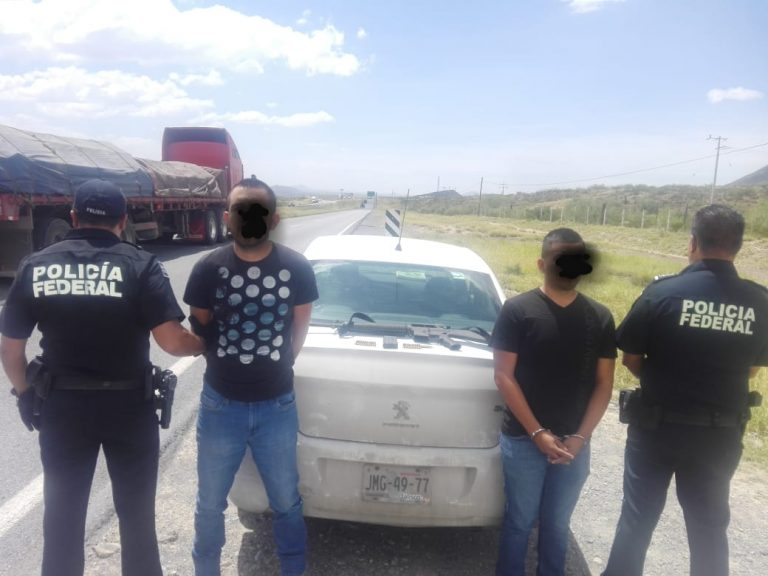 Capturan dos sujetos con fusil de asalto en Saltillo