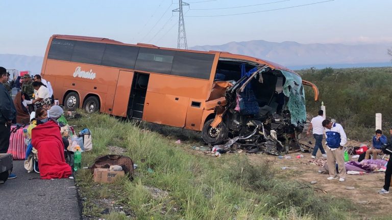 Carreterazo deja saldo de un muerto y veinte lesionados