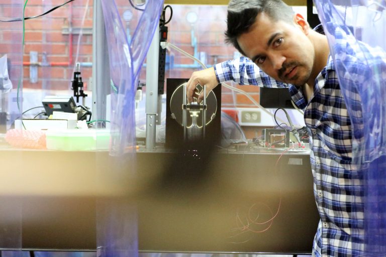 Combinan en la UNAM técnicas para levitar gotas de agua y detectar contaminantes