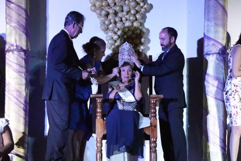 Coronan a Gloria Esther Caballero como Reina 2018 de las Personas Adultas Mayores