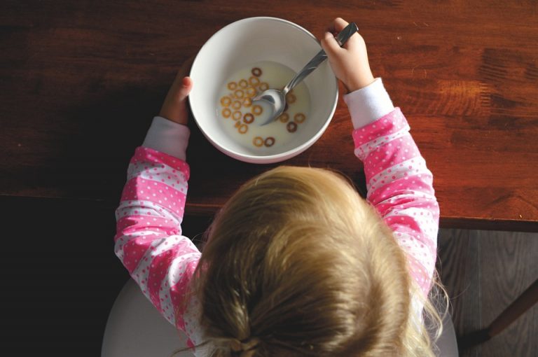 Hallan pesticida cancerígeno en varios cereales para niños