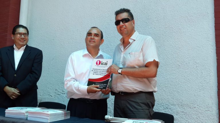 Entrega ICAI cuadernillo en sistema braile a integrantes de AMEVER