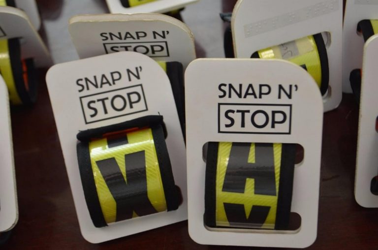 Estudiantes mexicanos desarrollan brazalete para personas con ceguera