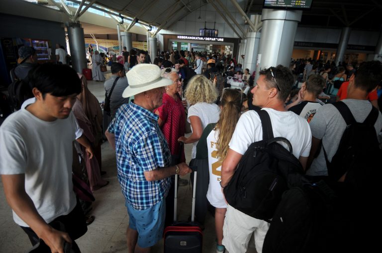 Evacúan a turistas de Indonesia tras fuerte sismo 