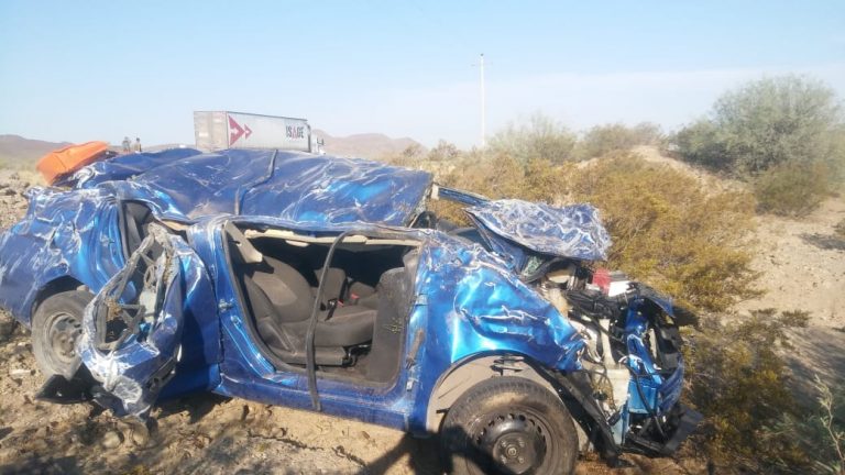 Muere pareja al volcar en la autopista a Torreón