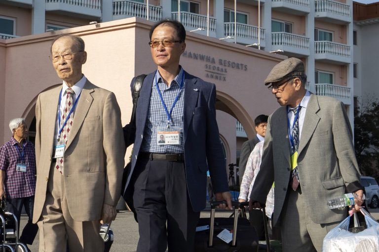 Familias de Corea del Sur y Corea del Norte se reúnen entre lágrimas y alegría tras 65 años