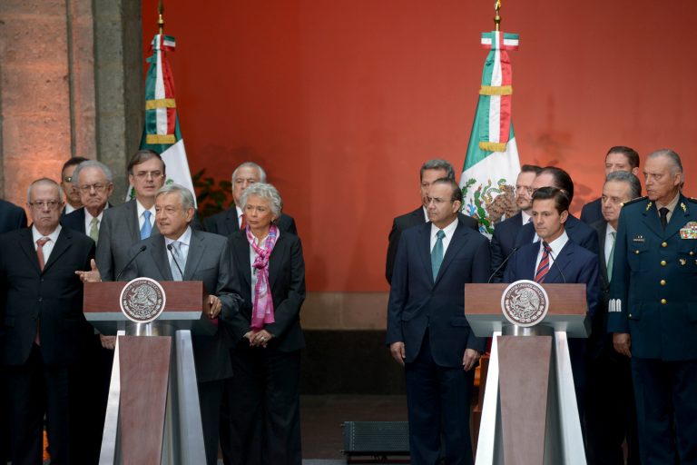 Delante de EPN, AMLO señala que cancelará la reforma educativa y lanzará nuevo plan