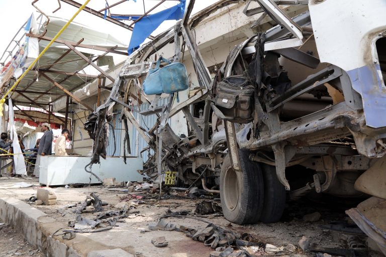 Hay 40 niños entre víctimas de ataque contra autobús escolar en Yemen: Cruz Roja 