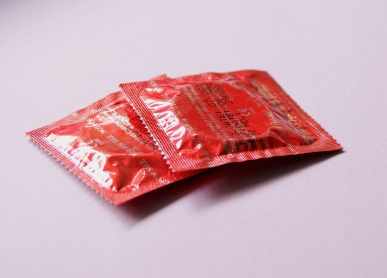 Hay gente que lava y reutiliza los condones; este es el riesgo de hacerlo