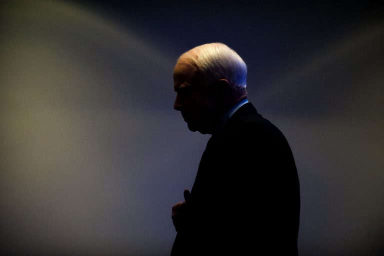 Muere el senador republicano John McCain