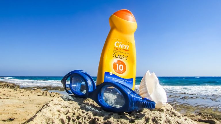 Los protectores solares están contaminando las playas