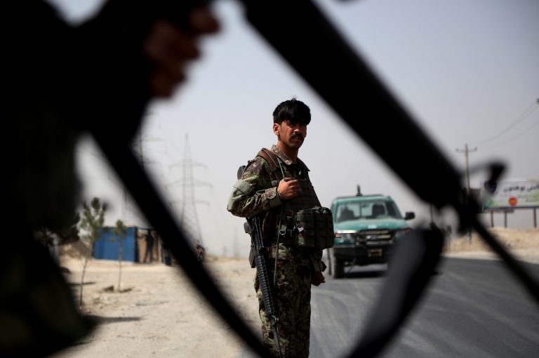 Mueren 45 soldados en un ataque de talibanes a campamento militar en Afganistán 