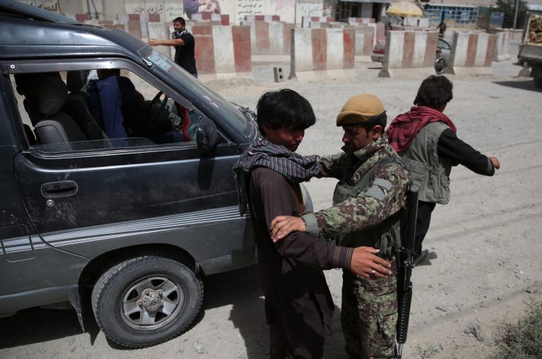 Mueren 17 soldados durante toma talibán a una base militar en Afganistán 