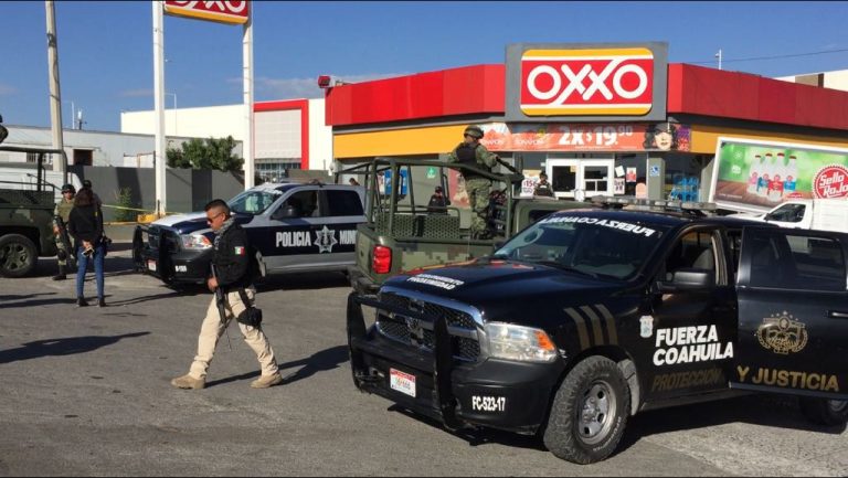 Encuentran un muerto al exterior de un Oxxo en Saltillo