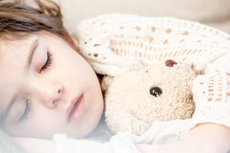 Niños crecen en periodos vacacionales porque duermen el tiempo que necesitan