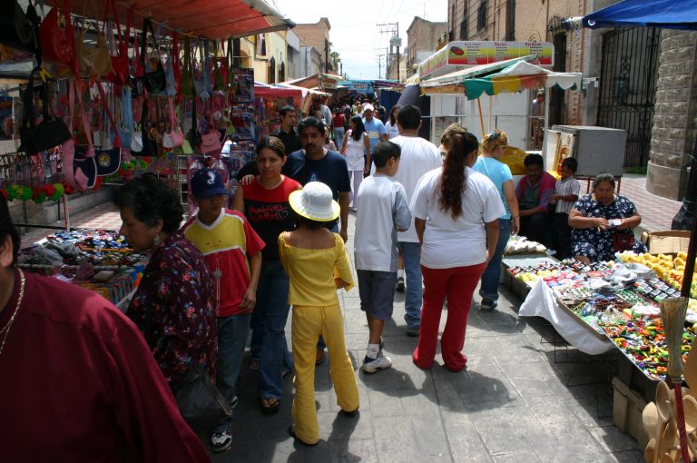 Piden comerciantes locales preferencia en fiesta patronal de Santo Cristo