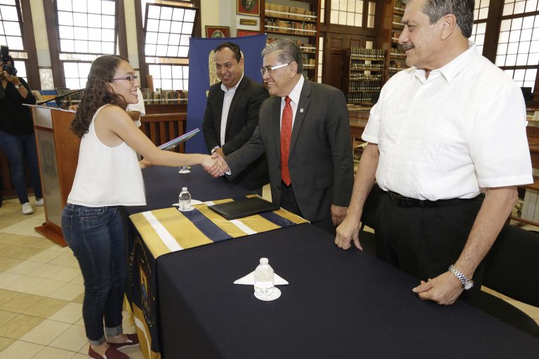 Realiza UA de C entrega simultánea de libros en bachillerato