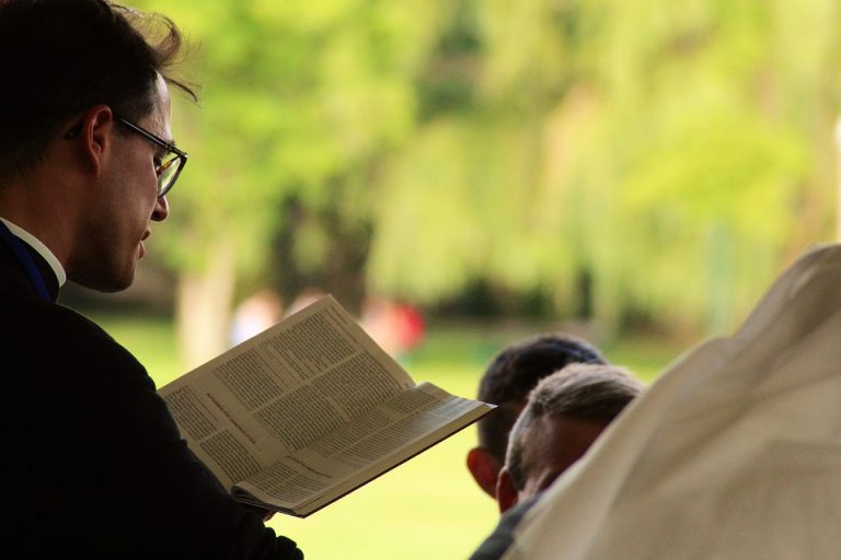 Revelan 300 casos de sacerdotes pederastas en Estados Unidos