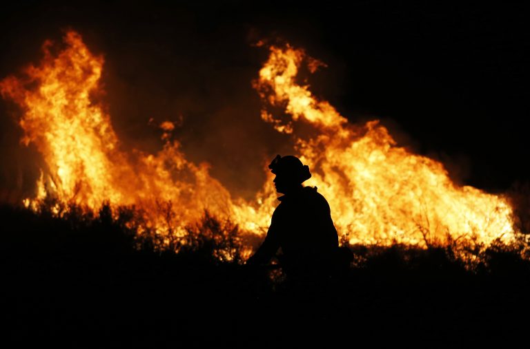 Aumenta a nueve la cifra de muertos por incendio forestal en California 