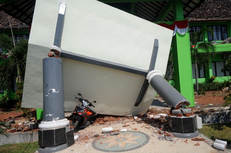 Se registra réplica de magnitud 5.9 Lombok, Indonesia 