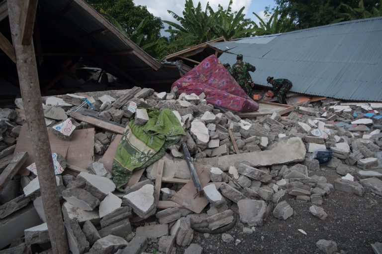 Son ya 140 los muertos y 209 los heridos por terremoto en Indonesia 