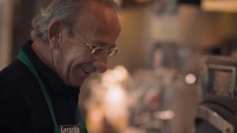 Starbucks México abre tienda atendida por adultos mayores