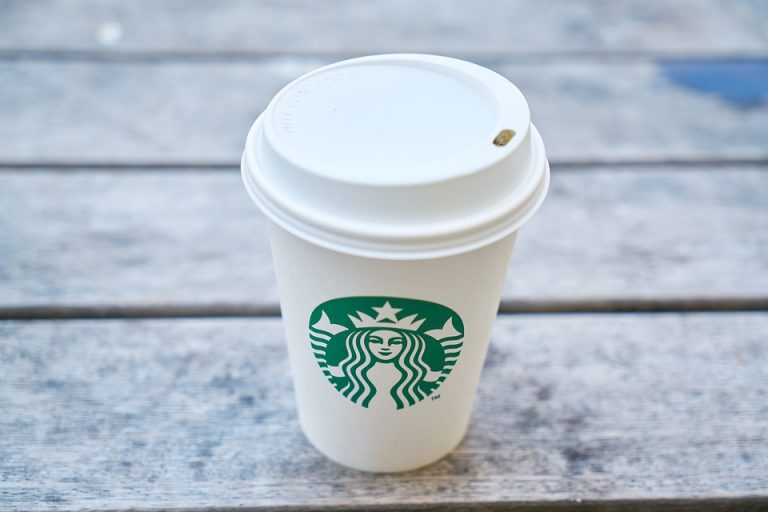 Starbucks y Alibaba se asocian para repartir café a domicilio en China
