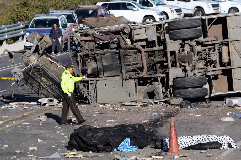 Sube a 24 cifra de fallecidos en accidente de tránsito en Ecuador; mayoría de víctimas eran de Colombia  