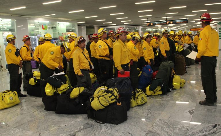 Suman 372 combatientes mexicanos de incendios forestales en Canadá