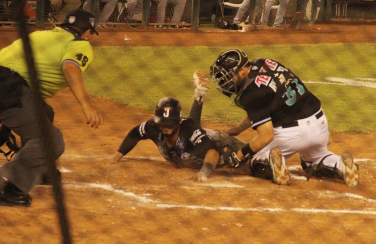 Toros de Tijuana asegura la serie al vencer 12 a 7 a Saraperos