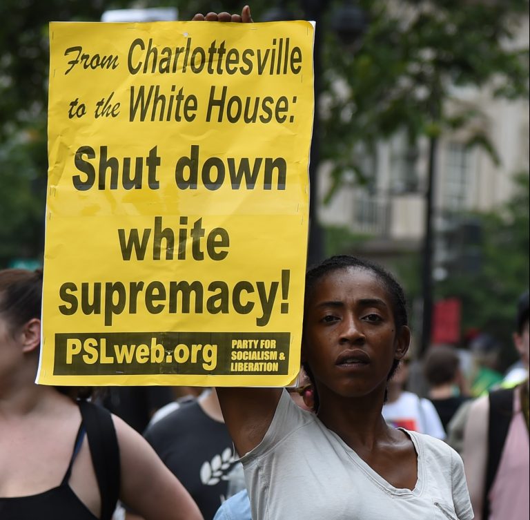 Una marea contra el supremacismo arrincona a los neonazis frente a la Casa Blanca