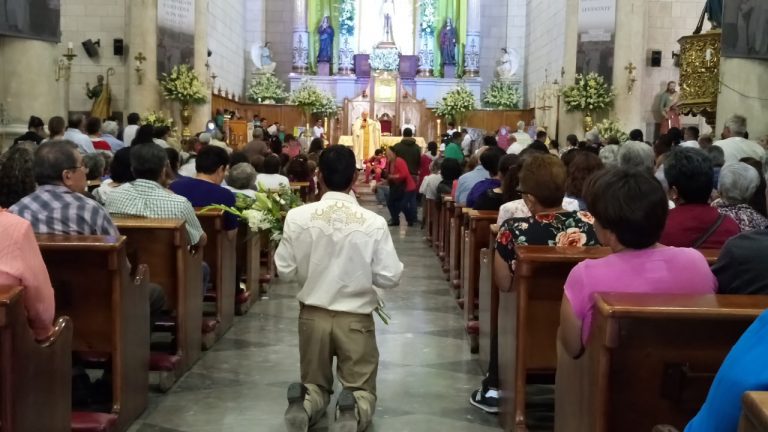 Viven saltillenses la fe y la tradición en festejo del Santo Cristo de la Capilla