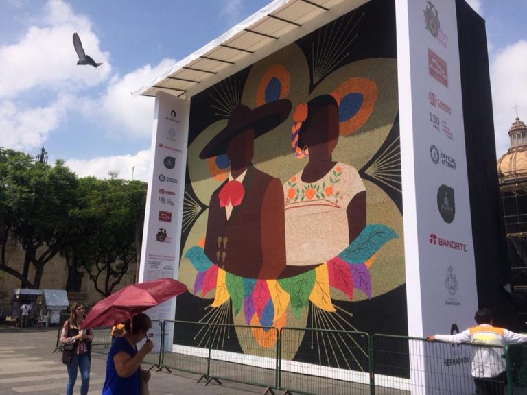 Wixárikas imponen récord Guinness con el mosaico de chaquiras más grande del mundo 