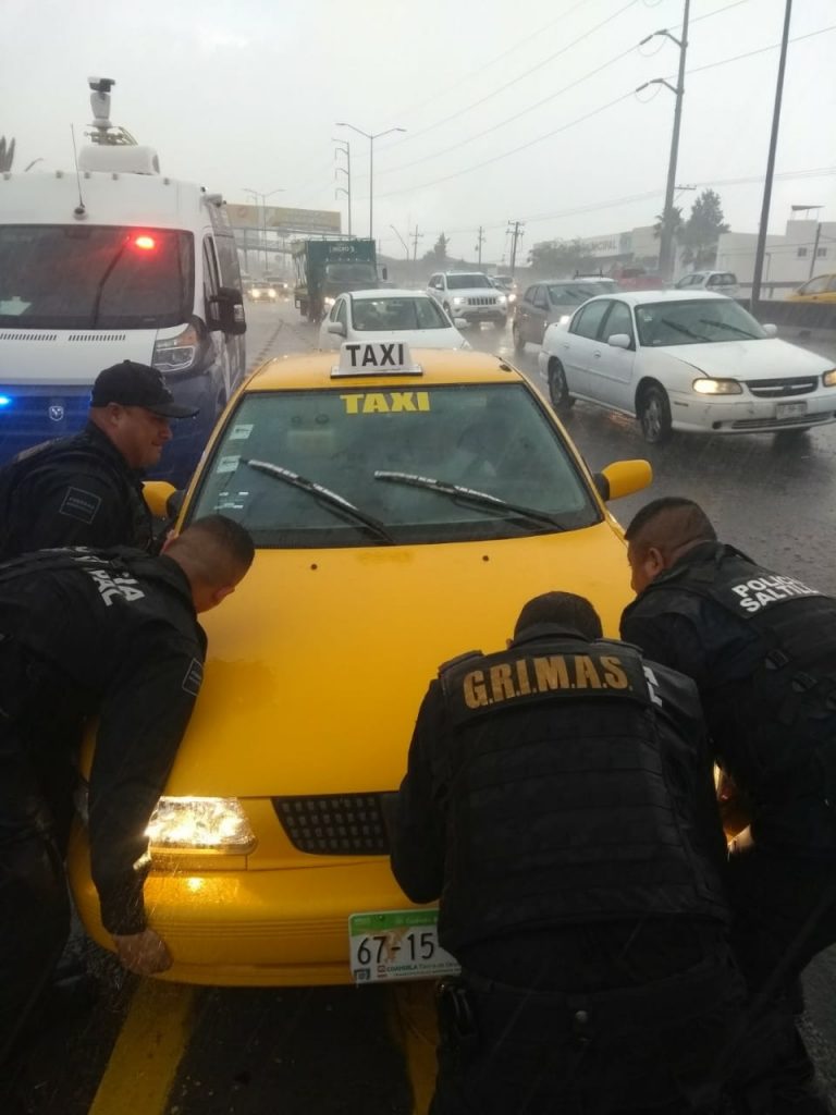 Tormenta provoca caos en Saltillo; policías se vuelven héroes