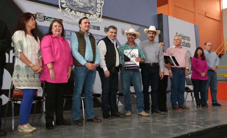 Gobernador realiza entrega de escrituras a familias de la Región Sureste