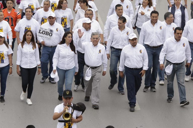 Desfilan los Nuevos Lobos de la UA de C por las Calles de Saltillo